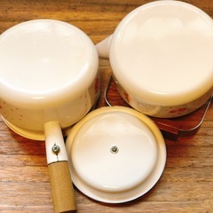 小ぶりで可愛い琺瑯ホーローケトルとミルクパンセットレトロでシャビィなやかんポットの画像