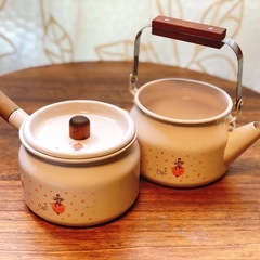 小ぶりで可愛い琺瑯ホーローケトルとミルクパンセットレトロでシャビィなやかんポットの画像