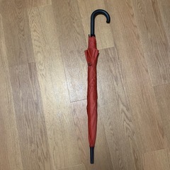 オレンジ赤の傘の画像