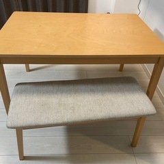 ダイニングテーブルの画像