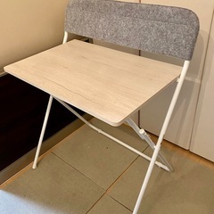 折りたたみデスクの画像