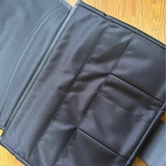 黒いナイロン製ノートPCケースの画像