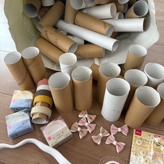 刺繍セット、マスキングテープ、トイレットペーパー芯の画像