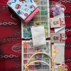 刺繍セット、マスキングテープ、トイレットペーパー芯の画像