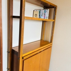 幅狭めの重厚な棚の画像