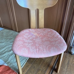 木製ダイニングテーブルの画像