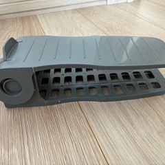 【15個セット】ダイソー 角度が調整できるシューズラック（グレー）の画像