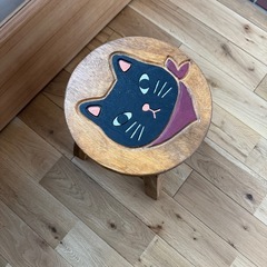 黒猫 木製　ミニスツール　椅子の画像