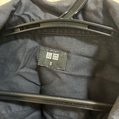 ユニクロ　　黒シャツ　Sの画像