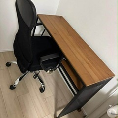 テーブルと椅子の画像