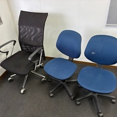 オフィスデスク3、デスクチェアー3、キャスター付き引き出し2、ホワイトボード1の画像