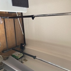 組み立て式で移動可能なハンガーラックの画像