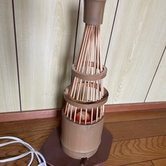 竹細工、コード付き照明の画像