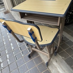 机と椅子セットの画像