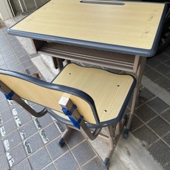 机と椅子セットの画像