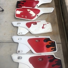 XLR250 MD22純正
サイドカバーの画像