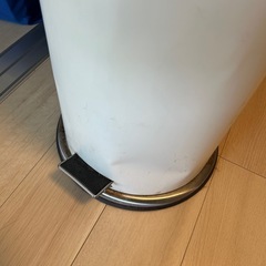 ⭐️無料でお譲りします⭐️IKEA ゴミ箱 ※汚れ、へこみあり。写真要確認の画像