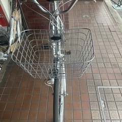 27インチ　外装6段変速　LEDダイナモライト　大きめのカゴ付き　ホワイトの画像