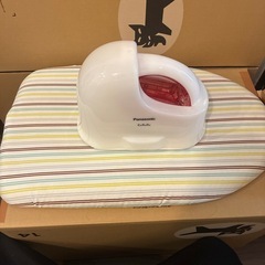 アイロンとアイロン台の画像