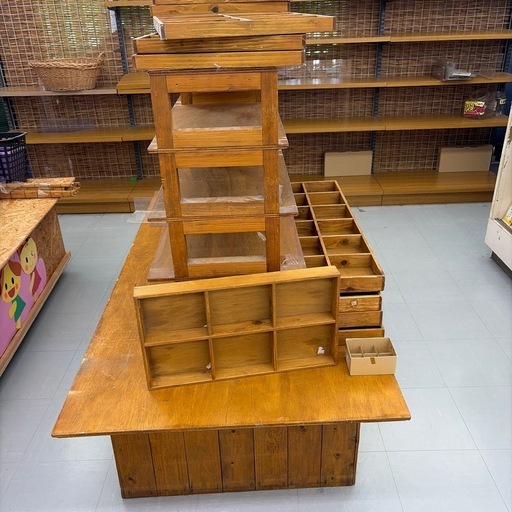 値下げしました！木製大型陳列棚／什器 横190cm×奥行90cm×高さ130cm 