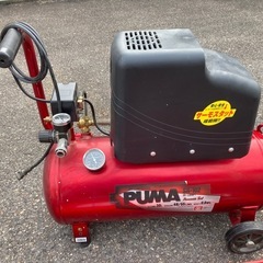 中古エアーコンプレッサーと釘打ち器の画像