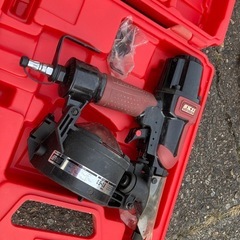 中古エアーコンプレッサーと釘打ち器の画像