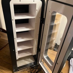 自動販売機型冷蔵庫【アーモンドアイGⅠ 7勝記念特別品】の画像