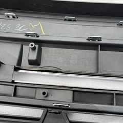 JF3  NBOXカスタム 純正グリル エンブレムの画像