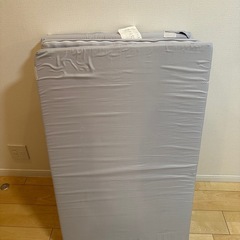 折りたたみ式ベッドフレームとマットレスの画像