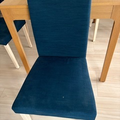 IKEAの伸縮ダイニングテーブルの画像