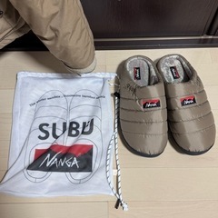 コラボ商品のダウンジャケットとサンダル
の画像