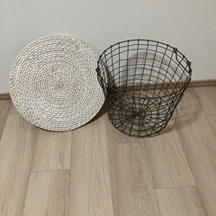 ワイヤーバスケット サイドテーブル ラタン風天板 収納付きの画像
