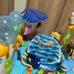 【取引中】ディズニーベビー ファインディング・ニモ ジャンパー (Bright Starts)の画像