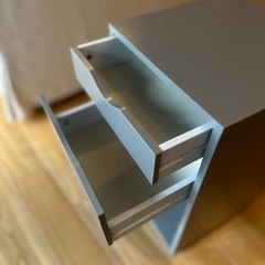 サイドテーブル 引出し、マガジンラック付きの画像