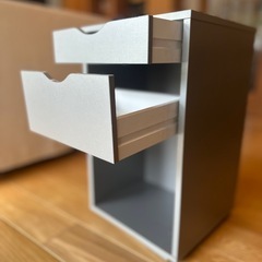 サイドテーブル 引出し、マガジンラック付きの画像