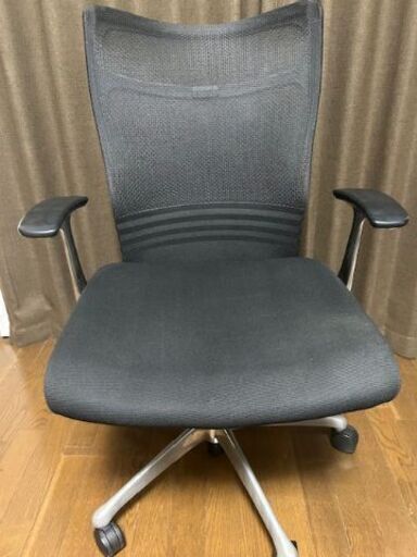 〈3月引取希望〉オカムラ フィーゴメッシュチェア 固定肘付 ブラック　CJ51BR FDM1 2015年製