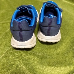 adidas キッズスニーカー　18cm
の画像