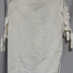 白いシャツ トップス の画像