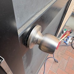 ドアノブ　緩み改善願う　内部ネジ1つ外れてます