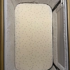 グレー ベビーベッド メッシュサイドパネルの画像