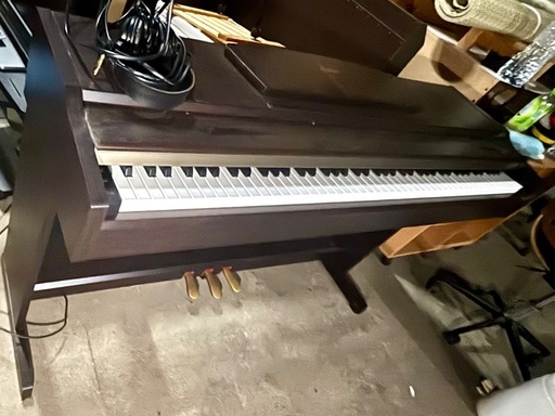 YAMAHA（ヤマハ）ピアノ、3本ペダル、ヘッドホン着き、