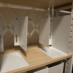棚(収納、長さ調節可能な本立て付き)の画像