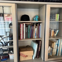 ガラス扉付きキャビネット シェルフ 本棚 サイドボードの画像