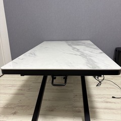 大理石テーブルの画像