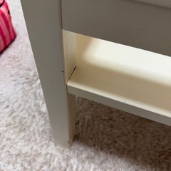 ガラステーブルとバスケットボックスの画像