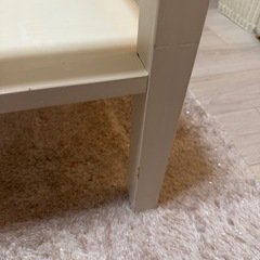 ガラステーブルとバスケットボックスの画像