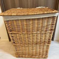 ガラステーブルとバスケットボックスの画像