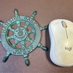 海上自衛隊の阪神基地隊（HANSHIN BASE / JMSDF）のマークデザイン鋳鉄（キャストアイアン）製の舵輪モチーフ文鎮の画像