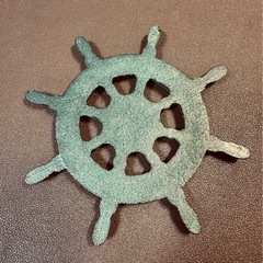 海上自衛隊の阪神基地隊（HANSHIN BASE / JMSDF）のマークデザイン鋳鉄（キャストアイアン）製の舵輪モチーフ文鎮の画像