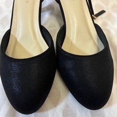 パンプス　ヒール高さ7cm　ストラップ付き　Mサイズ(約23.5cm)の画像